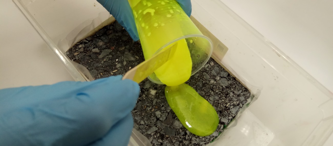 Aufbringen von Epoxidharz